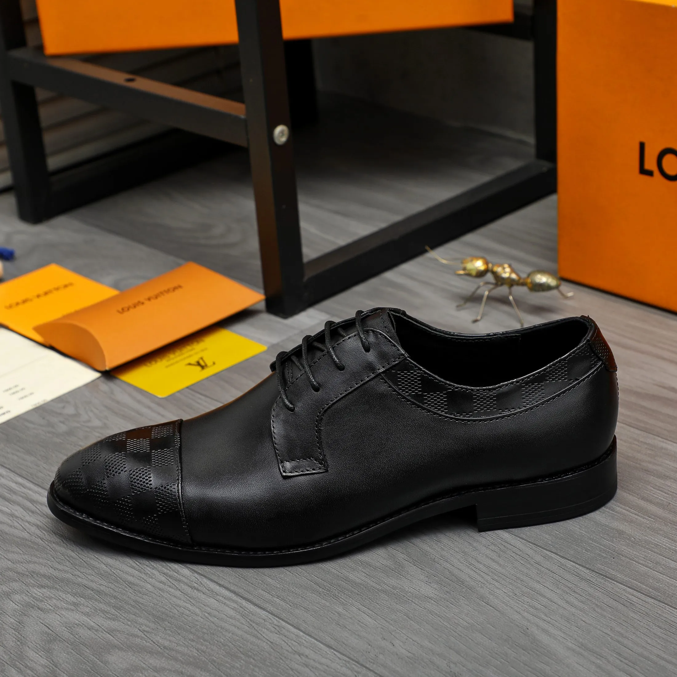 Men's shoes 💰p460 Product trademark: LV (Louis Vuitton) business lace-up leather shoes True size: 39-44 Product material: Selected cowhide stitching classic embossed upper, cowhide lining, original rubber outsole